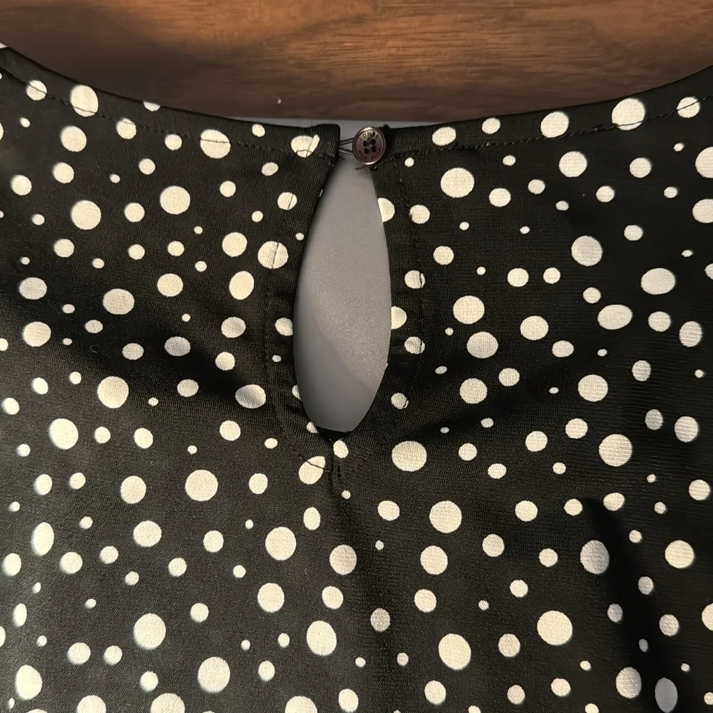 Jones New York polka dot sleeveless blouse - gathered front - sz medium - Picture 7 of 7